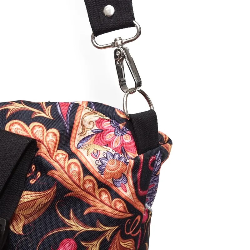 Metalowy karabińczyk odpinanego paska przy torbo-plecaku w paisley