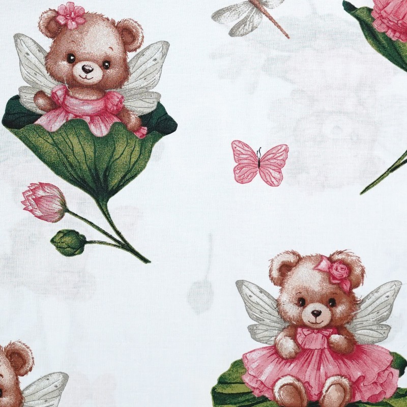Zbliżenie wzoru poszewki: miś w różowej sukience na liściu, motyl i kwiaty