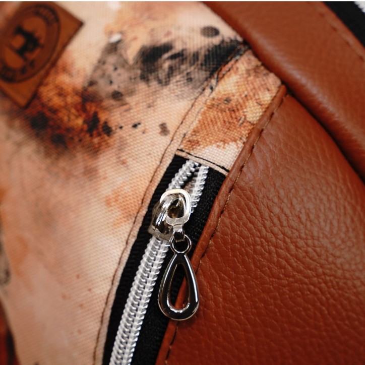 Mały Plecak Brązowy z Motywem Koni – Konie w Galopie – Handmade