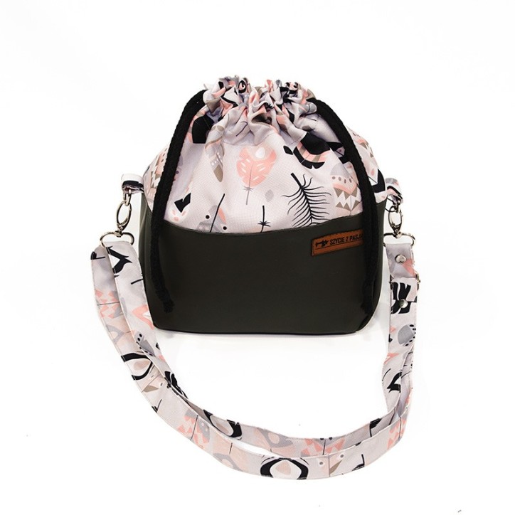 Torebka Sakiewka Ciemnozielona z Motywem Piórek – Handmade Torebka Sakiewka Ciemnozielona z Motywem Piórek – Handmade