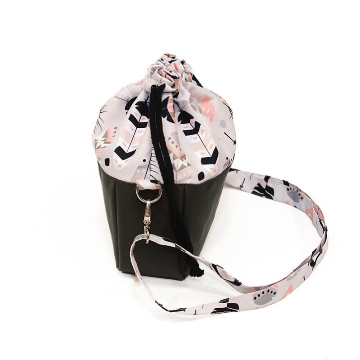 Torebka Sakiewka Ciemnozielona z Motywem Piórek – Handmade Torebka Sakiewka Ciemnozielona z Motywem Piórek – Handmade