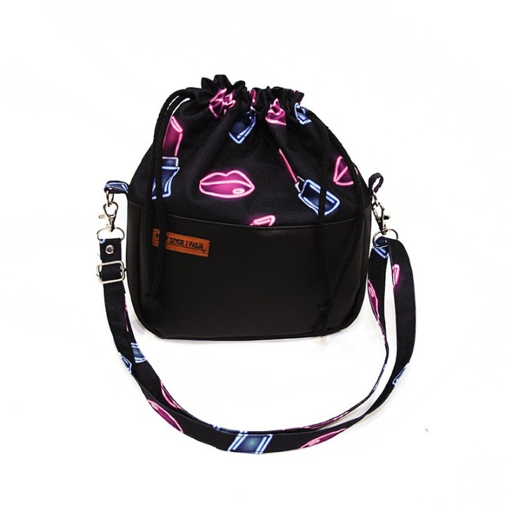 Torebka Sakiewka Czarna z Neonowym Motywem Szminki i Ust – Handmade