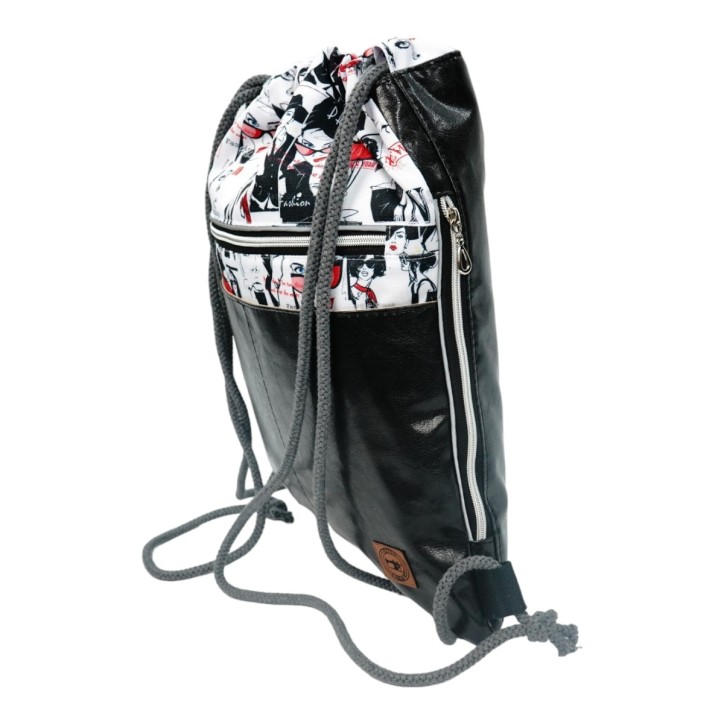 Worko-Plecak Czarny z Motywem Fashion – Handmade z Ukrytą Kieszenią na Zamek Worko-Plecak Czarny z Motywem Fashion – Handmade z Ukrytą Kieszenią na Zamek