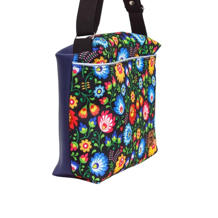 Torebka Na Ramię z Motywem Ludowych Kwiatów i Granatową Ekoskórą – Handmade