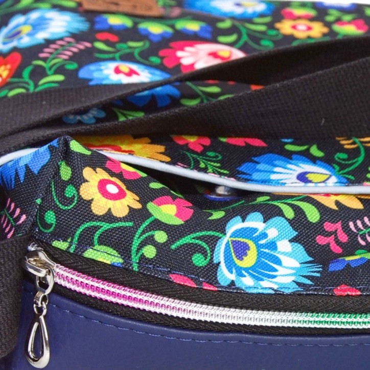Torebka Na Ramię z Motywem Ludowych Kwiatów i Granatową Ekoskórą – Handmade