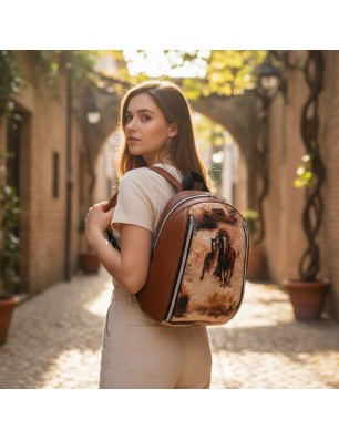 Mały Plecak Brązowy z Motywem Koni – Konie w Galopie – Handmade