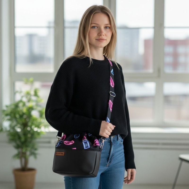 Torebka Sakiewka Czarna z Neonowym Motywem Szminki i Ust – Handmade