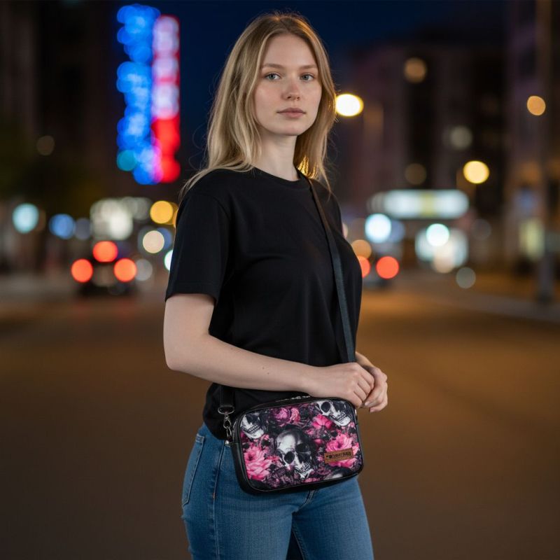 Mini torebka box czarna z motywem czaszek i kwiatów – stylizacja miejska