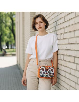 Mini torebka box pomarańczowa z motywem kolorowych czaszek – stylizacja miejska