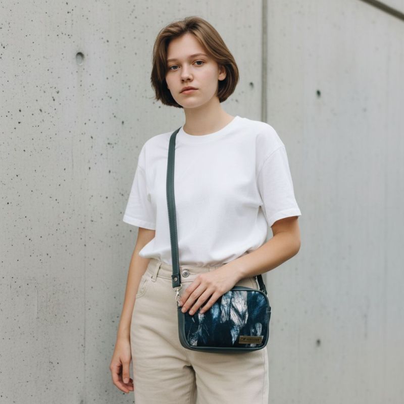 Mini torebka box szara z motywem piór w stylizacji codziennej