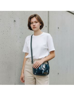 Mini torebka box szara z motywem piór w stylizacji codziennej