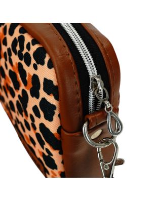 Detal zamka i okuć mini torebki box brązowej panterka