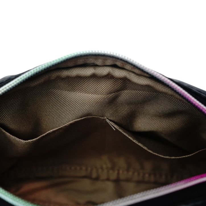 Mini Torebka Box – Czarna z Motywem Kwiatów Purpurowy Ogród