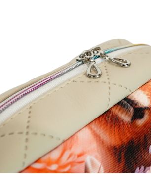 Detal zamka i wykończenia torebki box beżowej handmade