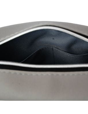 Wnętrze torebki box szarej – czarna podszewka i komora główna