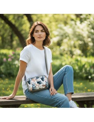 Torebka box szara z motywem kotów noszona na ramieniu – stylizacja casual
