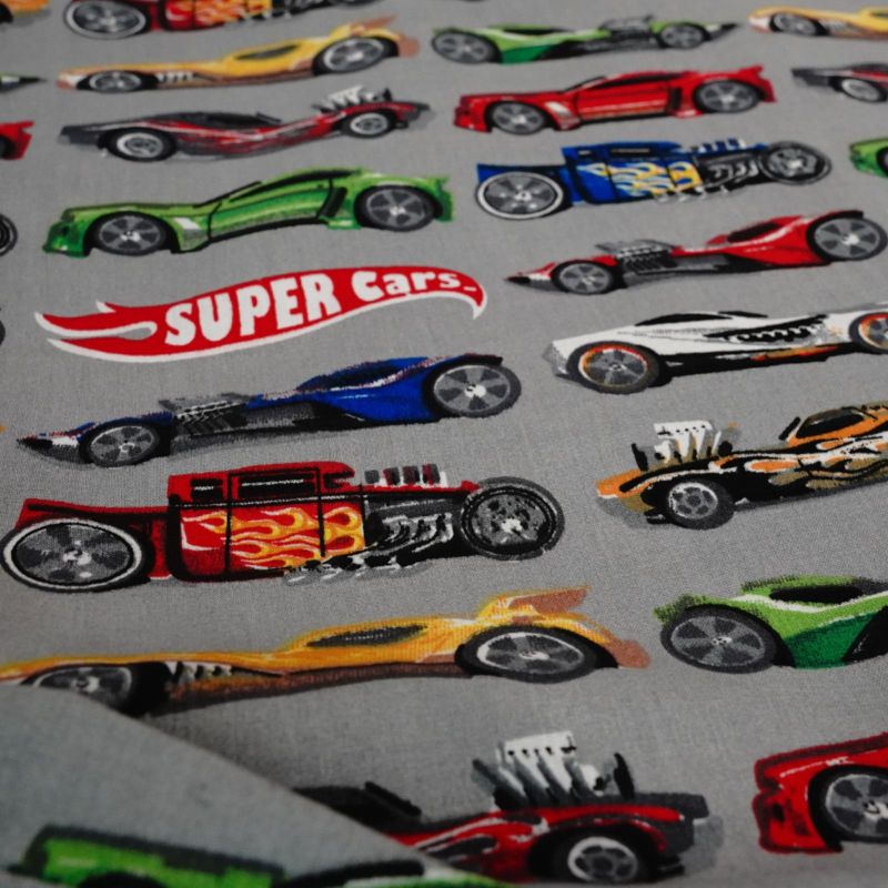 Szary materiał worka z kolorowym nadrukiem wyścigowych aut i napisem Super Cars
