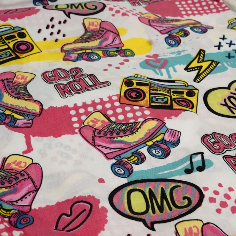 Kolorowy wzór na bawełnianym worku: różowe rolki, boomboxy i napisy w stylu pop-art.