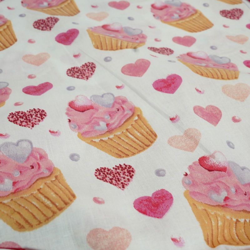 Bawełniana tkanina w muffinki z różowym kremem i serduszkami
