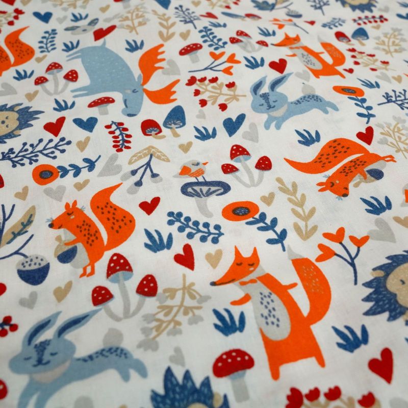 Bawełniana tkanina w leśne zwierzątka, grzyby, liście i czerwone serca