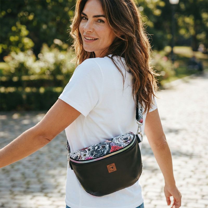 Szycie z pasją|Nerka damska czarna z motywem psów – torebka handmade|Torebki Nerki – Wzory Zwierzęce|SZYCIE Z PASJĄ