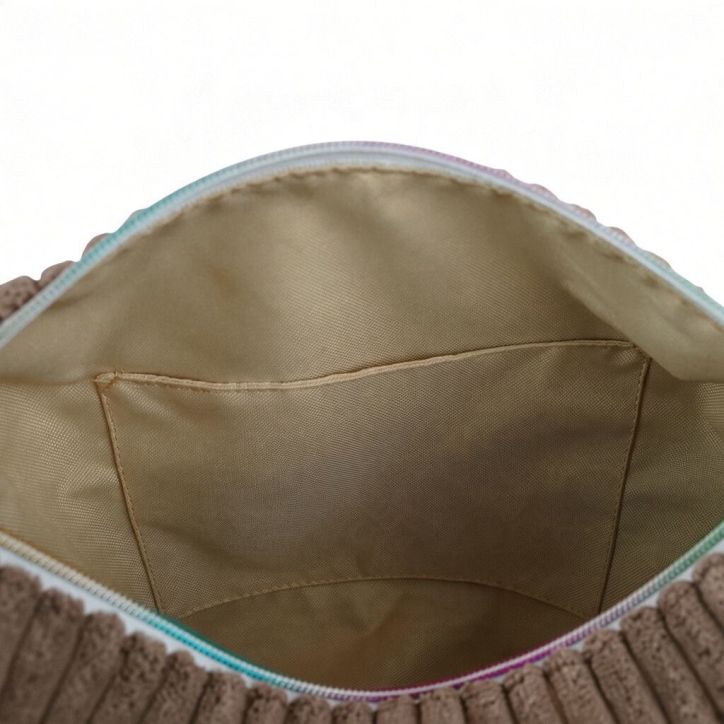 Kosmetyczka sztruksowa Lumi Midi taupe z tęczowym zamkiem Kosmetyczka sztruksowa Lumi Midi taupe z tęczowym zamkiem
