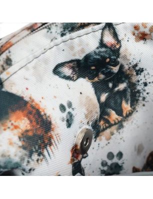 Zbliżenie nadruku psa i zapięcia magnetycznego na torebce Tobi